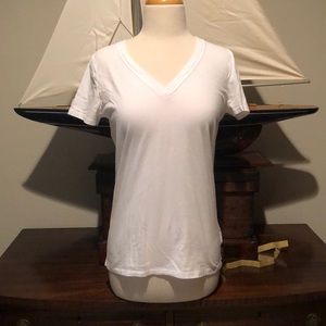💜 5/$20 Gap white V Neck T-Shirt